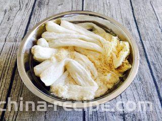 竹荪炖笨鸡汤,主荪用清水泡10分钟