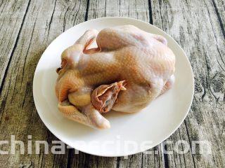 竹荪炖笨鸡汤,清理一下鸡的内脏，剪去鸡爪子的趾甲。