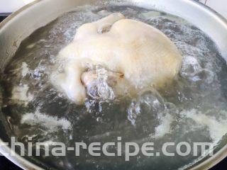竹荪炖笨鸡汤,大火煮开，煮约5分钟。