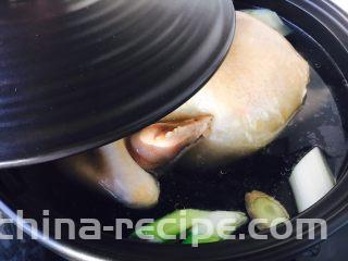 竹荪炖笨鸡汤,待水煮开后盖上砂锅锅盖，改小火，炖约1个小时左右。