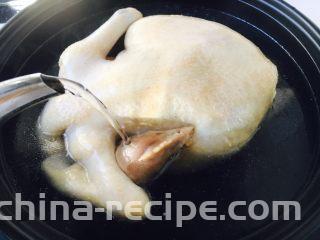 竹荪炖笨鸡汤,把笨鸡放在砂锅里。
把提前煮好的开水倒入砂锅里。