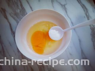 虾仁鸡蛋炒河粉,鸡蛋打在碗里，加入适量盐。