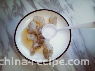 虾仁鸡蛋炒河粉,虾去掉虾头，去皮，去掉虾线，放在容器里，加入一勺料酒，半勺盐，用手抓拌均匀，腌制10分钟。