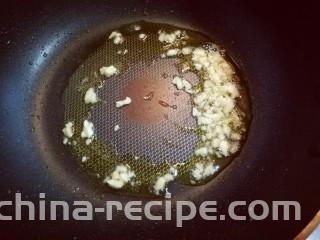 虾仁鸡蛋炒河粉,另起油锅，加入蒜末炒香。