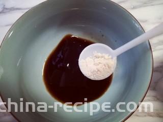 虾仁鸡蛋炒河粉,做调味汁: 将耗油，生抽，老抽，盐，糖，积分全部放在碗里，调试好备用。
