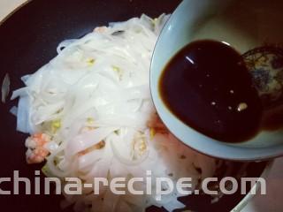 虾仁鸡蛋炒河粉,再将调试好的调料汁倒入锅中，小火翻炒均匀。