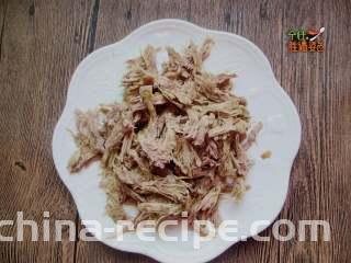 灯影牛肉丝,用手顺着条纹撕细丝，大小根据自己喜欢定夺，个人觉得越细越好入味