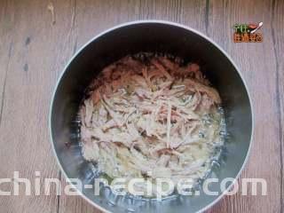 灯影牛肉丝,再次开火，将牛肉丝倒入锅中煸炒