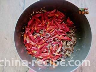 灯影牛肉丝,加入辣椒丝、花椒、麻椒