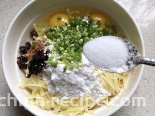 洋芋丝粑粑,加入少许盐，淀粉，鸡蛋，辣椒、葱花