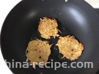 洋芋丝粑粑,煎2-3分钟翻面
