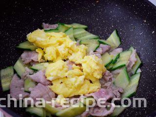 黄瓜鸡蛋炒肉片,加入鸡蛋