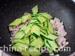 黄瓜鸡蛋炒肉片,放入黄瓜