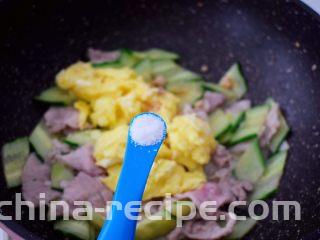 黄瓜鸡蛋炒肉片,再根据个人口味加入适量的盐调味
