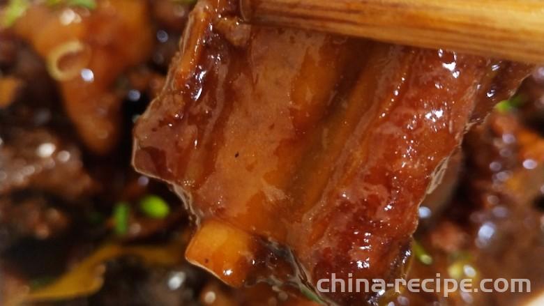 The method of braised pork chops