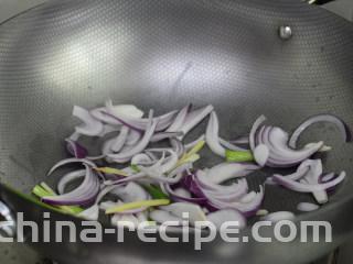 洋葱鱿鱼须,接着放入洋葱