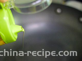 洋葱鱿鱼须,锅里倒入少许油