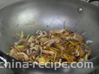 洋葱鱿鱼须,加入鱿鱼须同炒，并调入料酒
