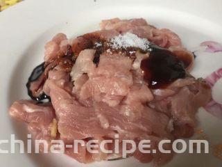 家常干锅花菜,肉切片加入蚝油、老抽、料酒和盐腌制一会儿
