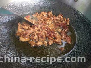 家常干锅花菜,加入肉片翻炒变色
