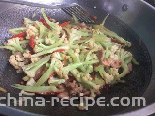 家常干锅花菜,快干锅时加入鸡精调味即可


