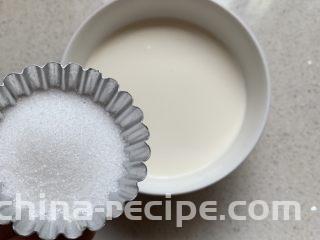 奶香焦糖布丁,淡奶油加牛奶，加糖