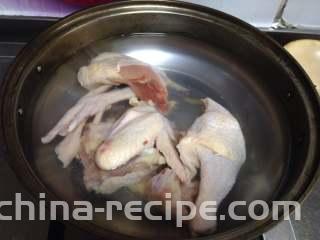 黄芪红枣土鸡汤,鸡肉冷水入锅烧开，同时汤煲加水烧开