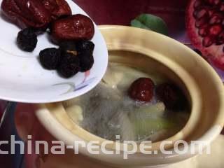 黄芪红枣土鸡汤,加入红枣、桂圆、白胡椒粉，转中小火加盖开始煲制

