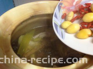 黄芪红枣土鸡汤,煲汤大概需要1小时30分钟左右，最后10分钟的时候加入白果、枸杞和盐调味即可