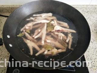 柠香泡椒凤爪,放入锅里，加入香叶、花椒、料酒煮熟