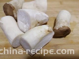 多彩素炒杏鲍菇,先把杏鲍菇切段，