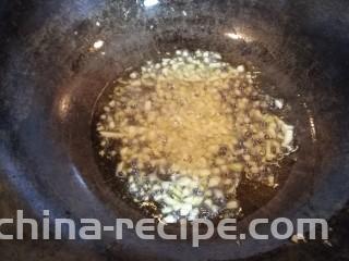 多彩素炒杏鲍菇,放入蒜末炒香，