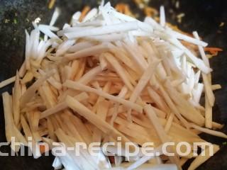 多彩素炒杏鲍菇,放入杏鲍菇条，继续翻炒，