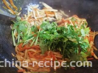 多彩素炒杏鲍菇,放入香菜切段放入翻炒几下。