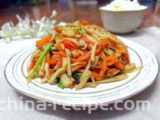 多彩素炒杏鲍菇,装入盘中，美味的多彩素炒杏鲍菇，味道真的很棒！