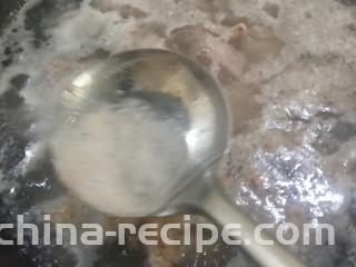 红烧猪小排,水开撇出血沫。