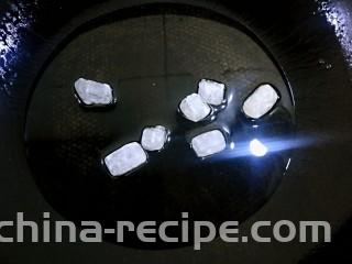 红烧猪小排,起锅热油，小火放入冰糖，小火炒至焦糖色。