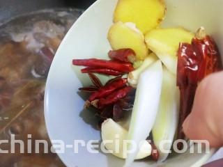 红烧猪小排,水开后下入葱，姜，蒜，干辣椒，八角