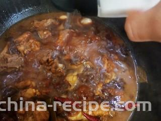 红烧猪小排,炖15分钟后，中途加入少量盐，鸡精，白砂糖
