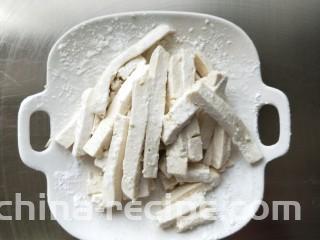 鱼香豆腐条,豆腐均匀铺上淀粉。
