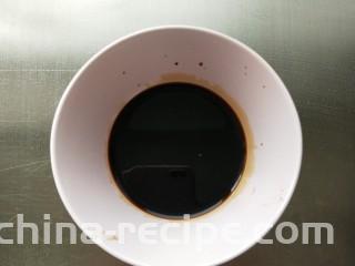 鱼香豆腐条,备好料汁（糖，醋 ，生抽，老抽 ，盐，胡椒粉，盐）