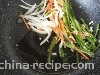 鱼香豆腐条,锅内倒入色拉油，放入蒜末和所有蔬菜丝翻炒。