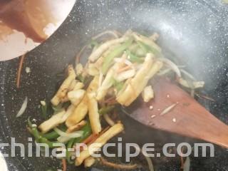 鱼香豆腐条,倒入料汁。