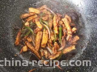 鱼香豆腐条,收汁后出锅。