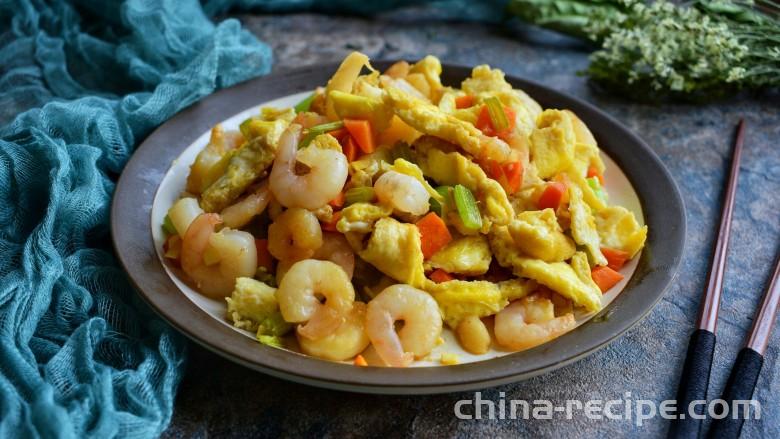 The method of stir frying shrimp with celery and eggs