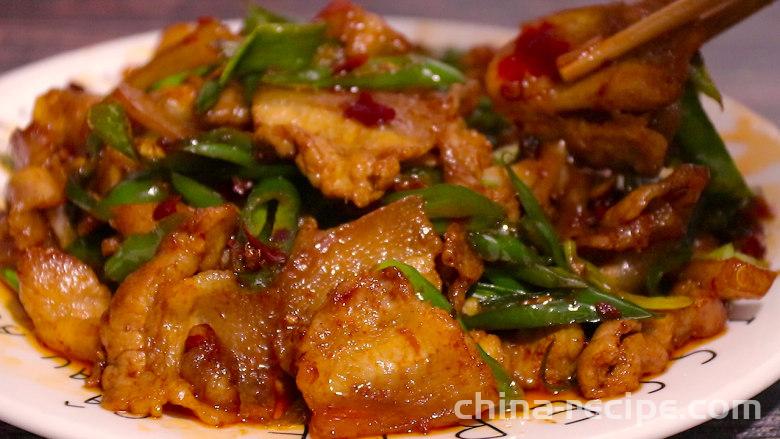 The method of stir frying pork belly with chili pepper