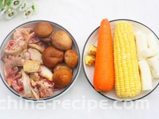 山药香菇玉米土鸡汤,①土鸡肉    500g
②香菇       8个
③胡萝卜  1根
④玉米       1根
⑤山药       1根
⑥姜           1块
⑦葱           1根