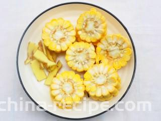 山药香菇玉米土鸡汤,玉米切断，姜切片。