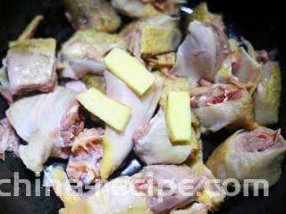 山药香菇玉米土鸡汤,鸡肉放入锅中，加三片姜。