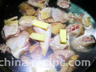 山药香菇玉米土鸡汤,加入没过食材的水。